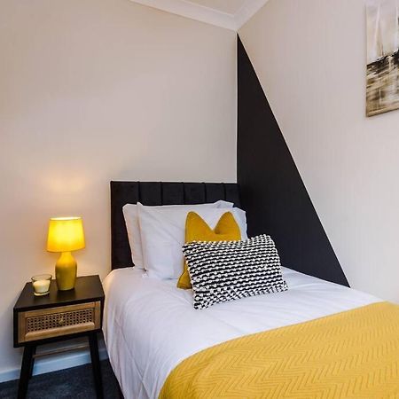 Cheerful 3 Bedroom Home With Parking Near Chester Saughall Buitenkant foto