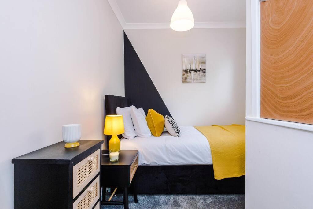 Cheerful 3 Bedroom Home With Parking Near Chester Saughall Buitenkant foto