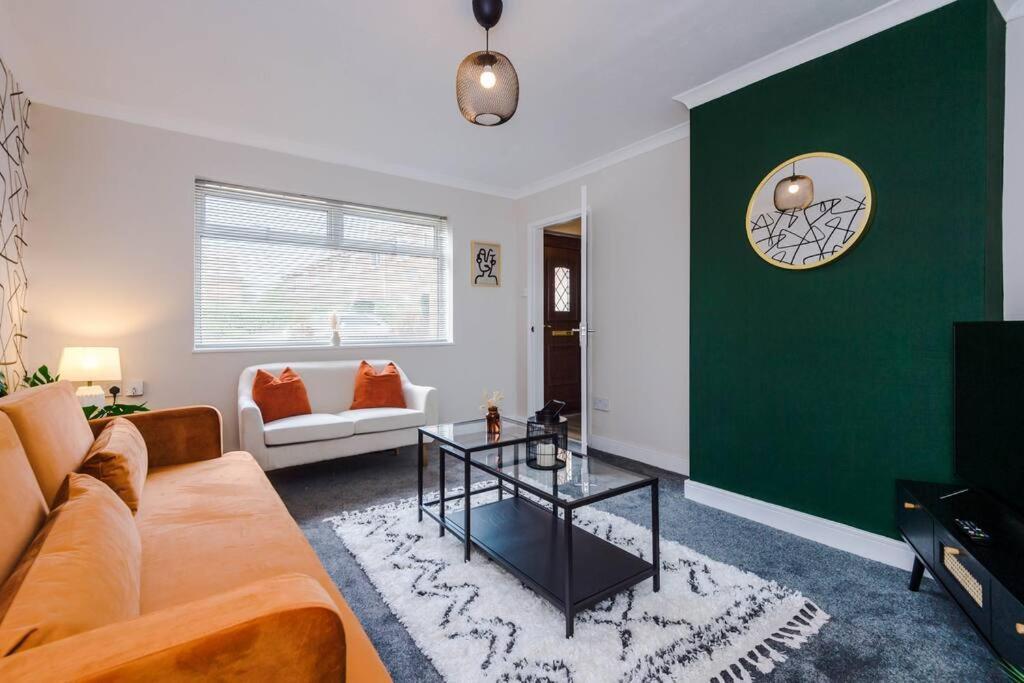 Cheerful 3 Bedroom Home With Parking Near Chester Saughall Buitenkant foto