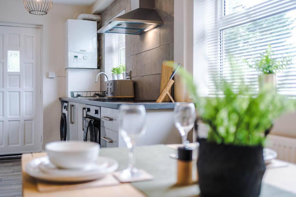 Cheerful 3 Bedroom Home With Parking Near Chester Saughall Buitenkant foto