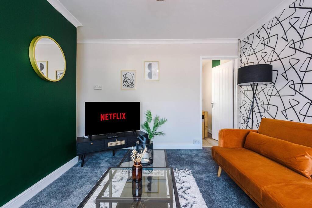 Cheerful 3 Bedroom Home With Parking Near Chester Saughall Buitenkant foto