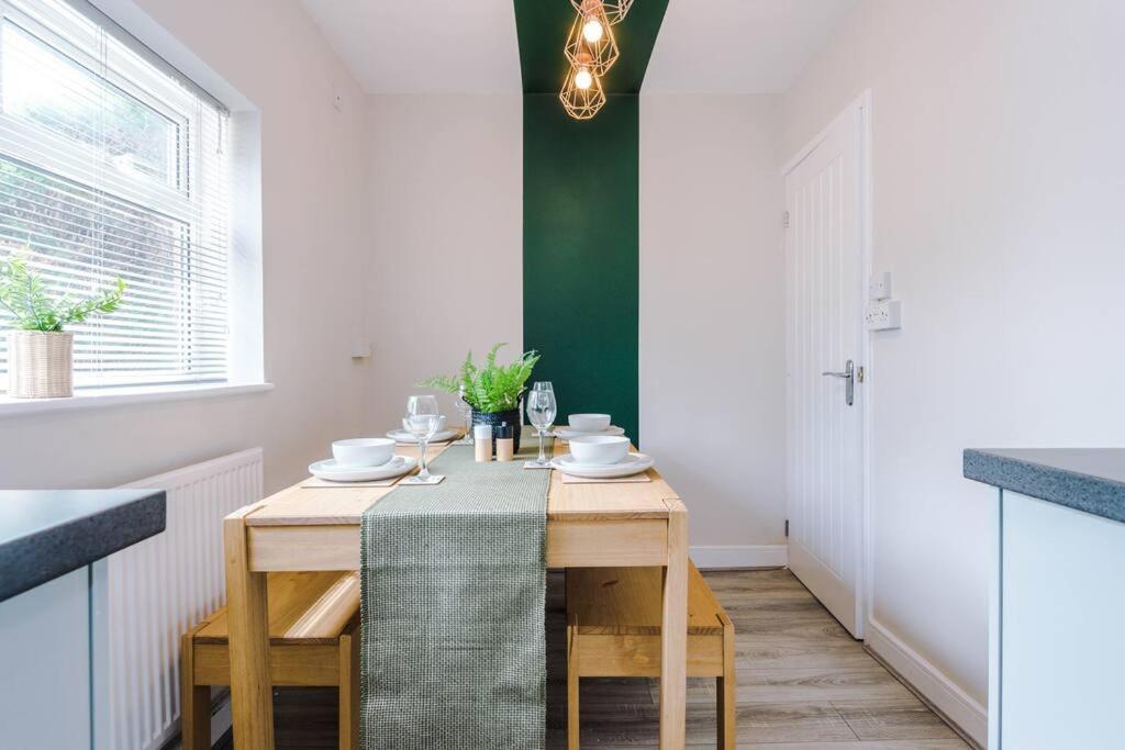 Cheerful 3 Bedroom Home With Parking Near Chester Saughall Buitenkant foto