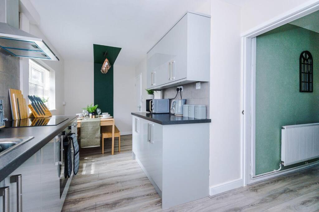 Cheerful 3 Bedroom Home With Parking Near Chester Saughall Buitenkant foto