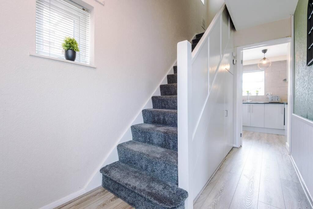 Cheerful 3 Bedroom Home With Parking Near Chester Saughall Buitenkant foto