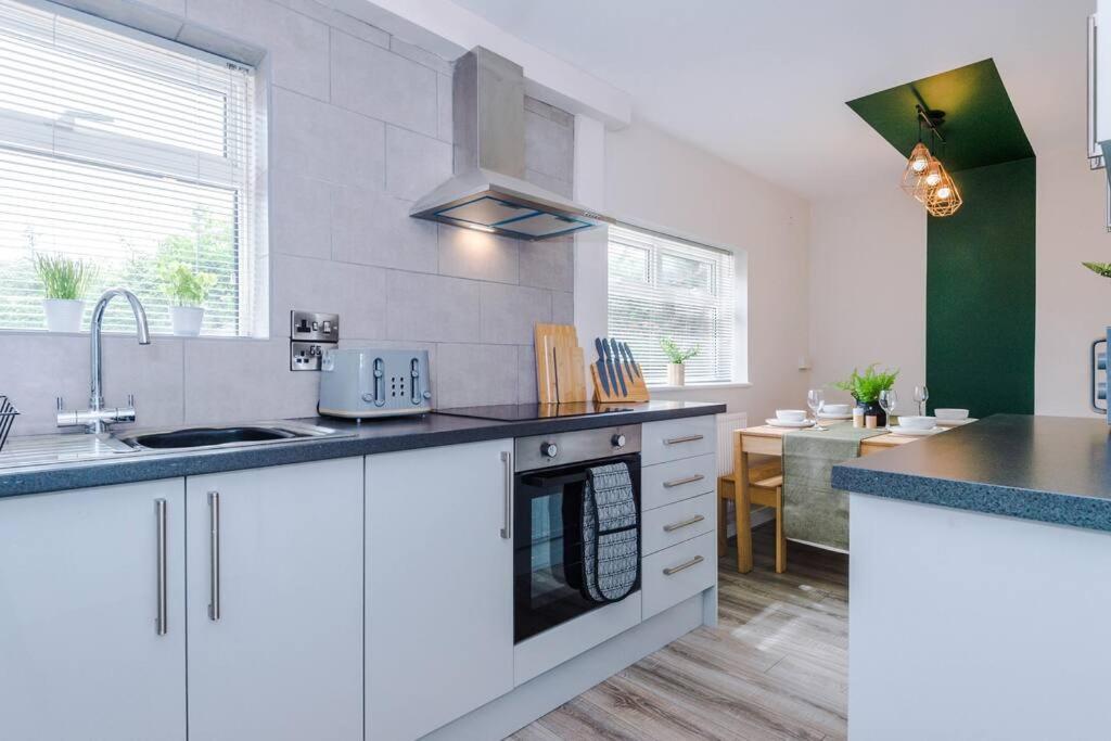 Cheerful 3 Bedroom Home With Parking Near Chester Saughall Buitenkant foto
