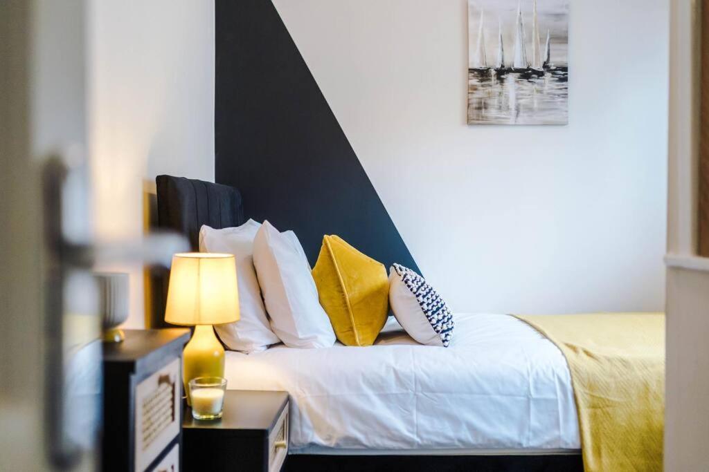 Cheerful 3 Bedroom Home With Parking Near Chester Saughall Buitenkant foto