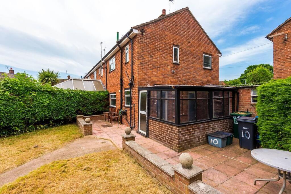 Cheerful 3 Bedroom Home With Parking Near Chester Saughall Buitenkant foto