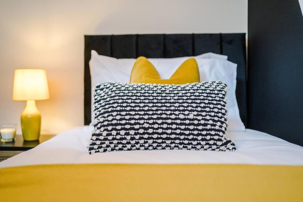 Cheerful 3 Bedroom Home With Parking Near Chester Saughall Buitenkant foto