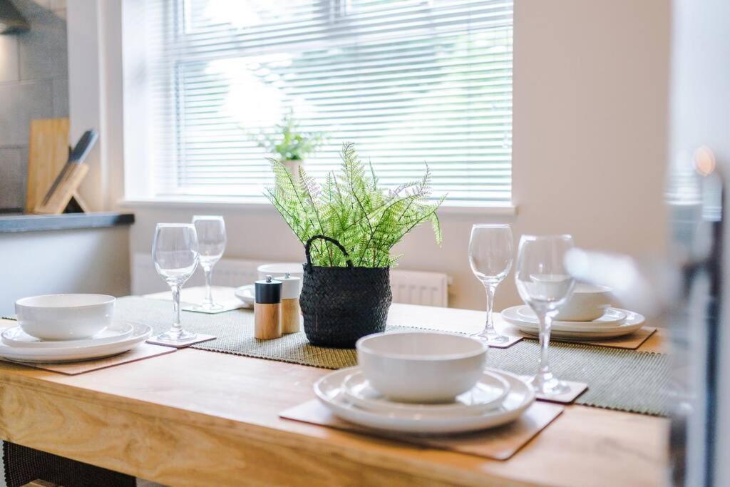 Cheerful 3 Bedroom Home With Parking Near Chester Saughall Buitenkant foto