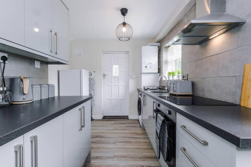 Cheerful 3 Bedroom Home With Parking Near Chester Saughall Buitenkant foto