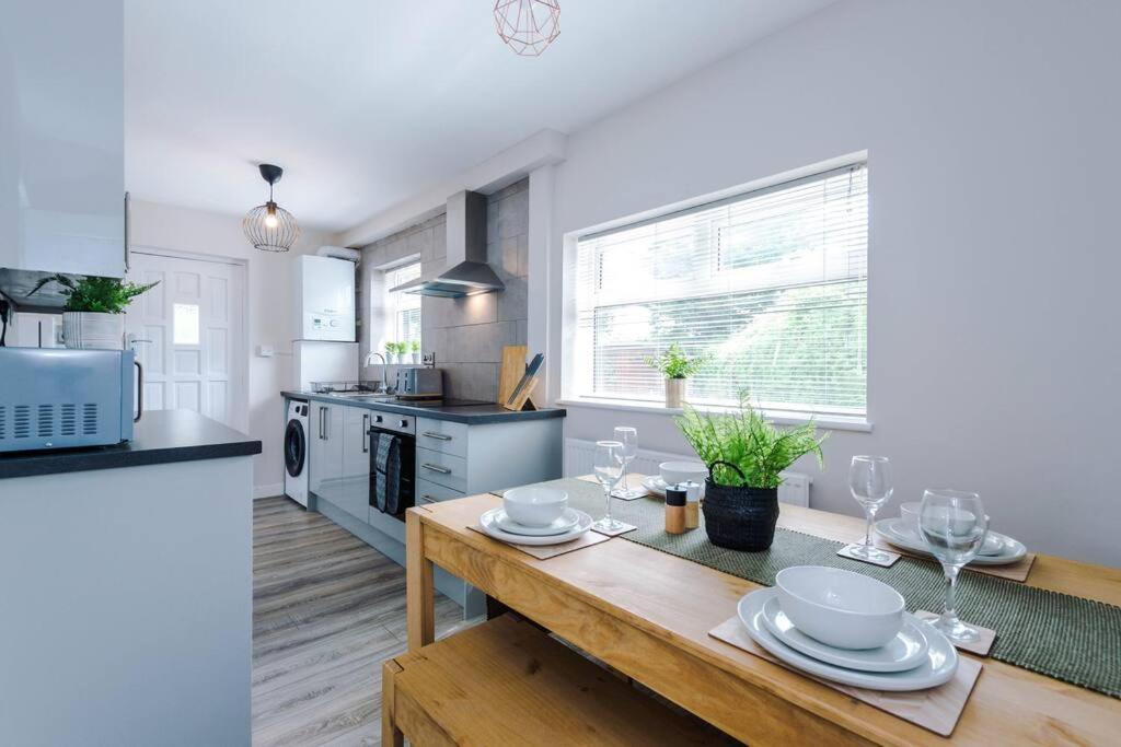 Cheerful 3 Bedroom Home With Parking Near Chester Saughall Buitenkant foto