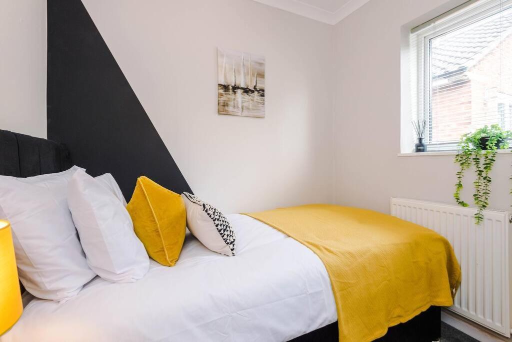 Cheerful 3 Bedroom Home With Parking Near Chester Saughall Buitenkant foto