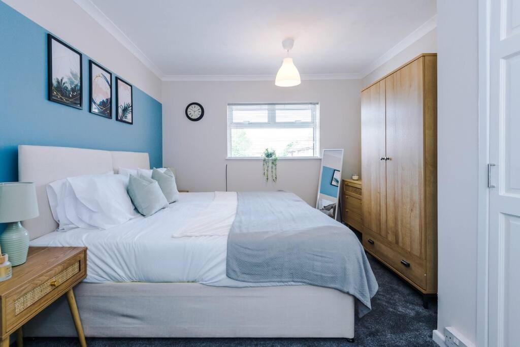 Cheerful 3 Bedroom Home With Parking Near Chester Saughall Buitenkant foto