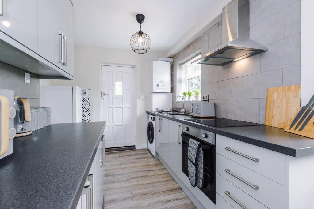 Cheerful 3 Bedroom Home With Parking Near Chester Saughall Buitenkant foto