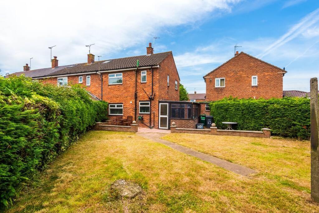 Cheerful 3 Bedroom Home With Parking Near Chester Saughall Buitenkant foto