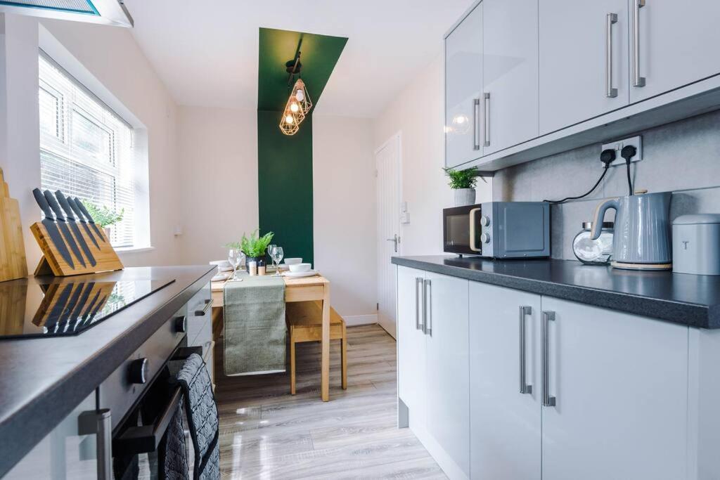 Cheerful 3 Bedroom Home With Parking Near Chester Saughall Buitenkant foto