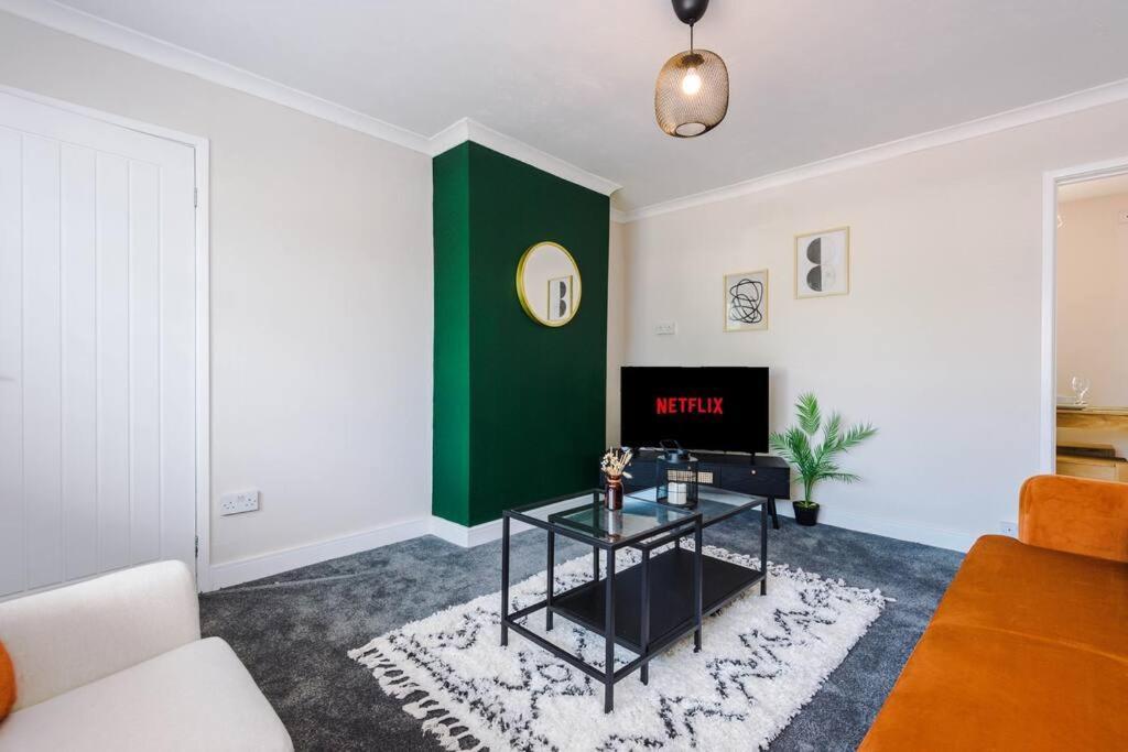 Cheerful 3 Bedroom Home With Parking Near Chester Saughall Buitenkant foto